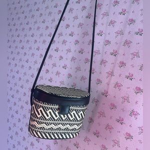 Vintage woven bag like new black and white